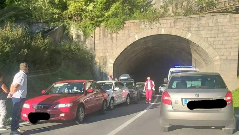 Судар пет возила у тунелу у БиХ, повријеђене три особе
