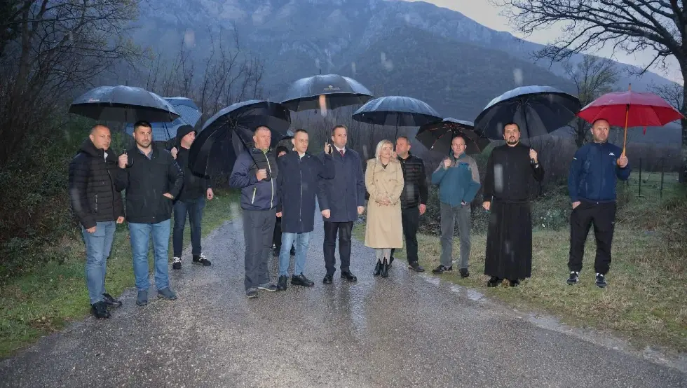 (ФОТО) Селак: Српска пружа пуну подршку мостарској породици Лозо и Србима у ФБиХ