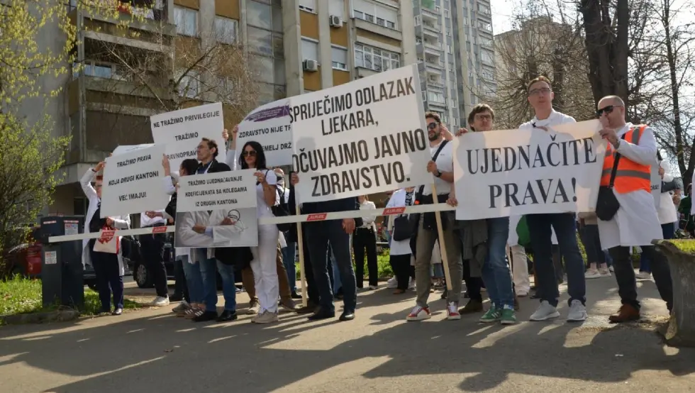 Љекари у Тузли траже повећање плата, осам специјалиста напустило кантон