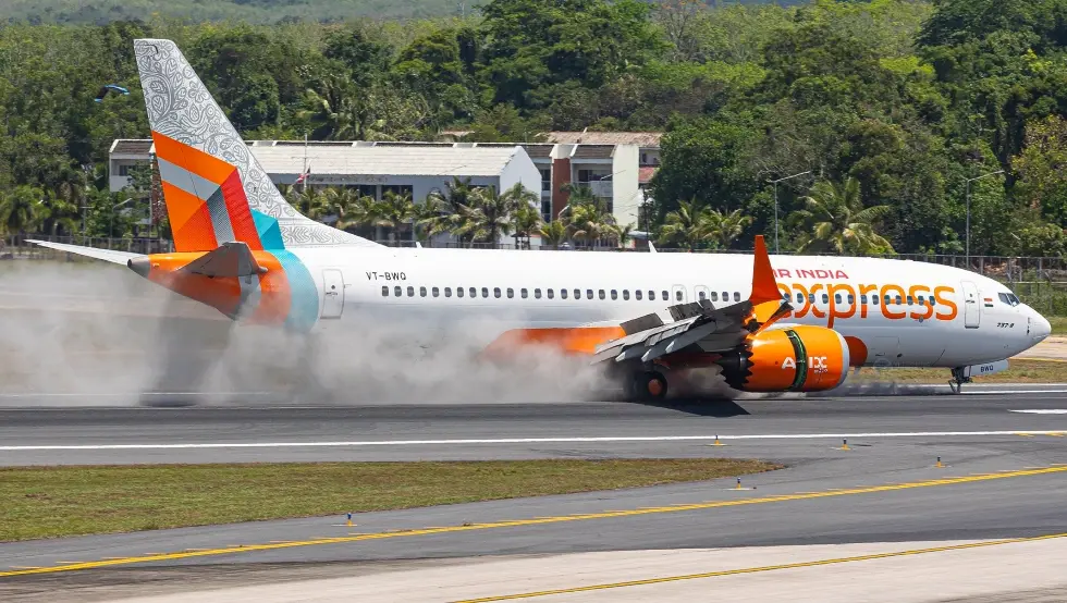 (ВИДЕО) Драма на аеродрому, авиону отпао точак