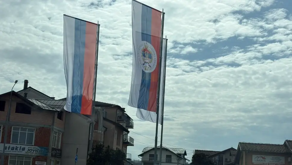 Прњавор, застава, облачно, суво