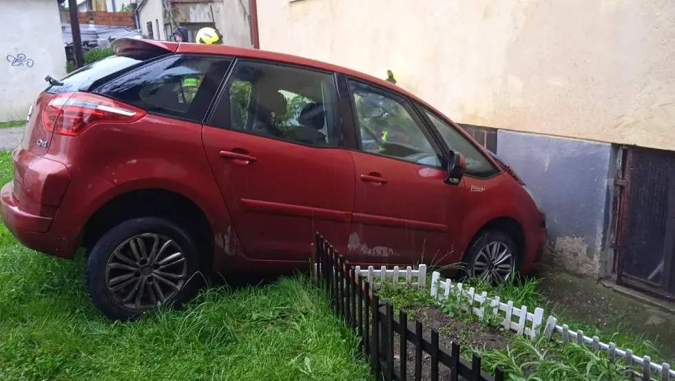 (ФОТО) Аутомобил слетио са пута у Бањалуци и ударио у кућу