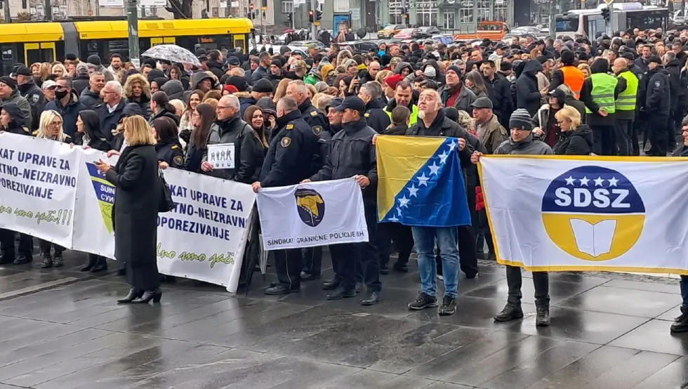 Протест испред Парламентарне скупштине БиХ: Запослени у заједничким институцијама траже примјену закона о већим платама