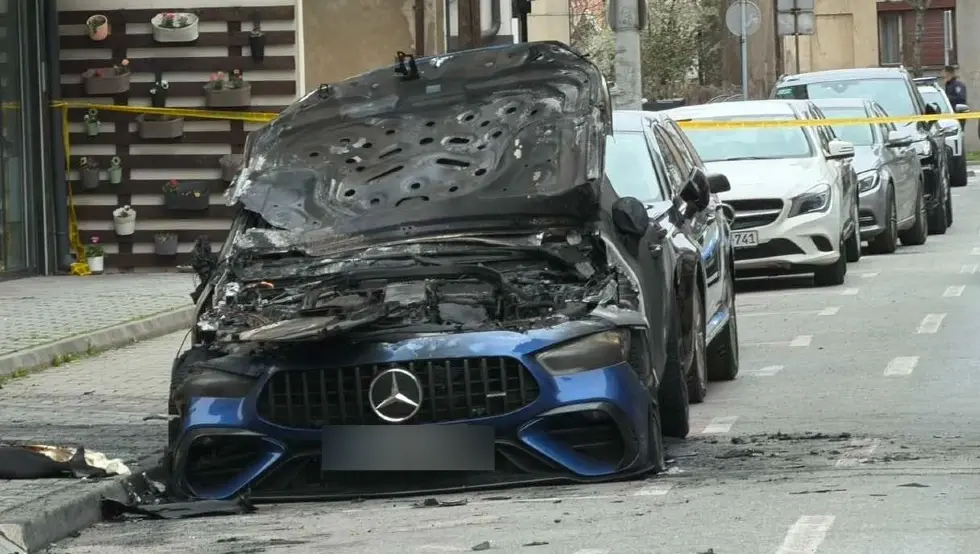 (ФОТО) Запаљен мерцедес у Бијељини: Полиција на терену, улица затворена