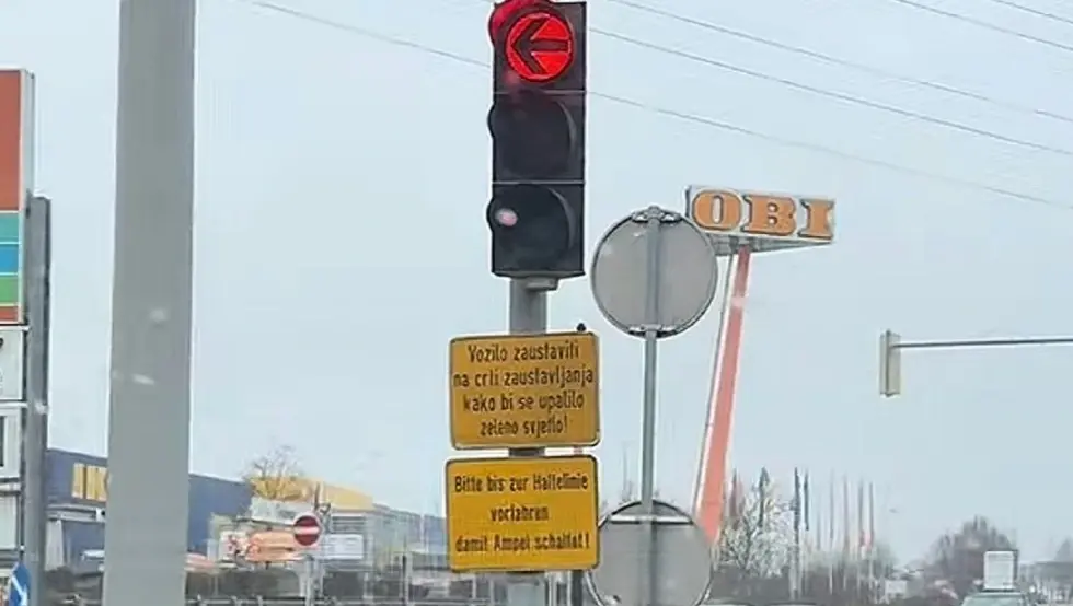 (ВИДЕО) У Грацу саобраћајни знак на српском