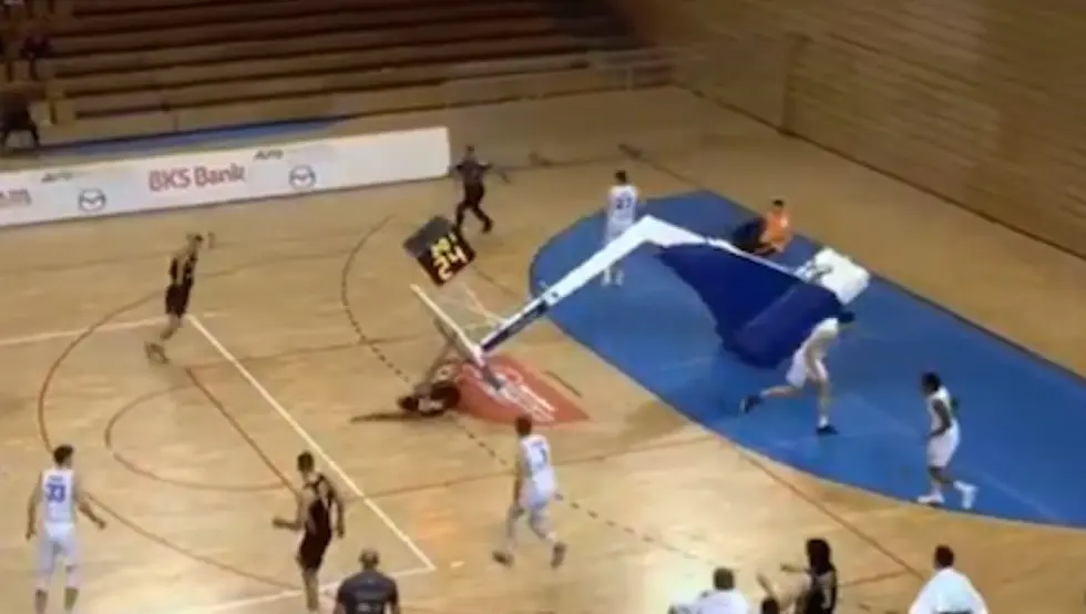 (ВИДЕО) Американац закуцао, па кош пао на њега