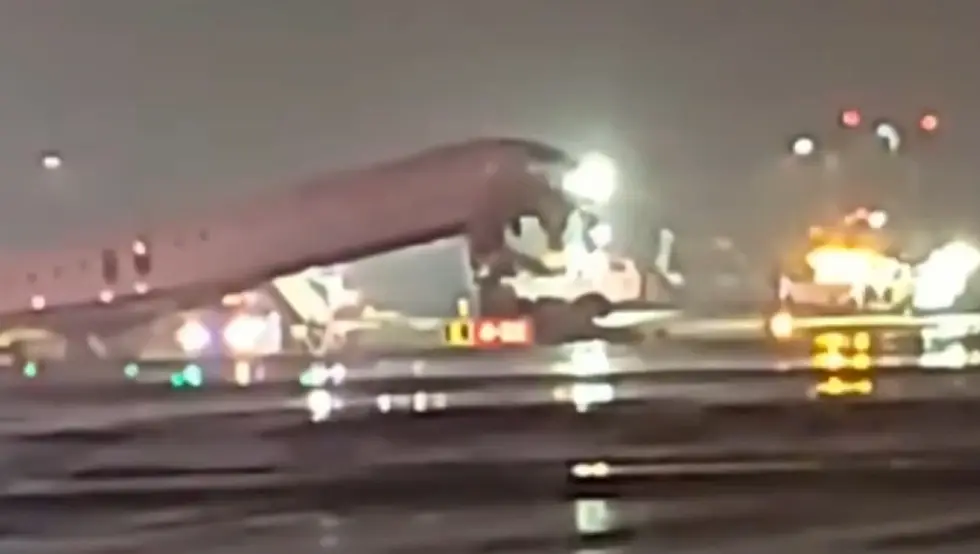 Судар авиона и возила на писти, затворен аеродром