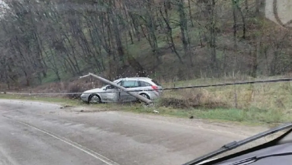 Незгода код Бањалуке: Стуб расвјете пао на аутомобил