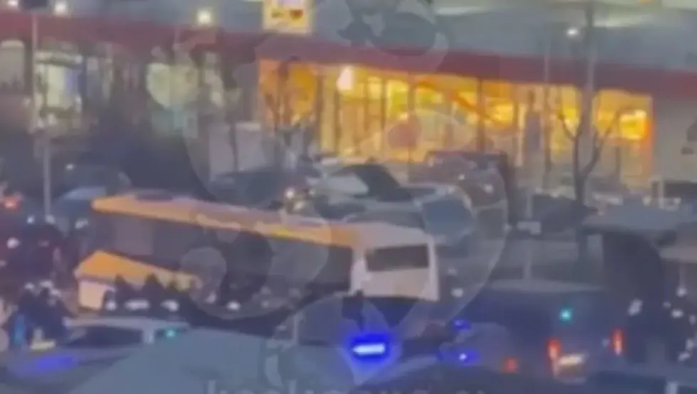 (ВИДЕО) Улични рат у граду послије меча Нови Пазар - Звезда: Делије искачу кроз полупане прозоре, полиција све блокирала