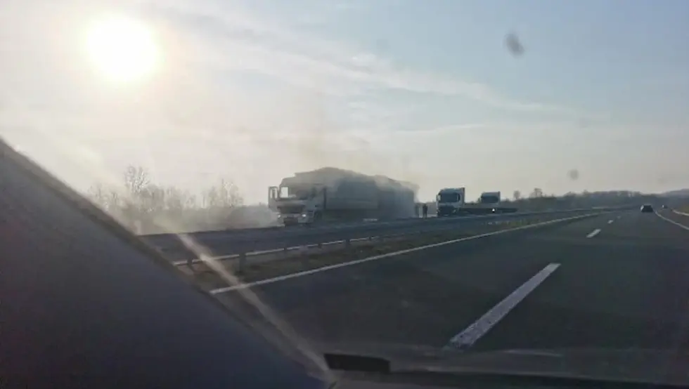 Запалио се камион