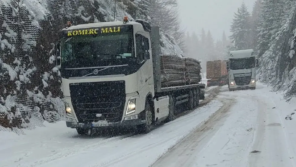 (ВИДЕО) Снијег направио колапс: Отежан саобраћај на путу Гламоч – Млиништа – Купрес