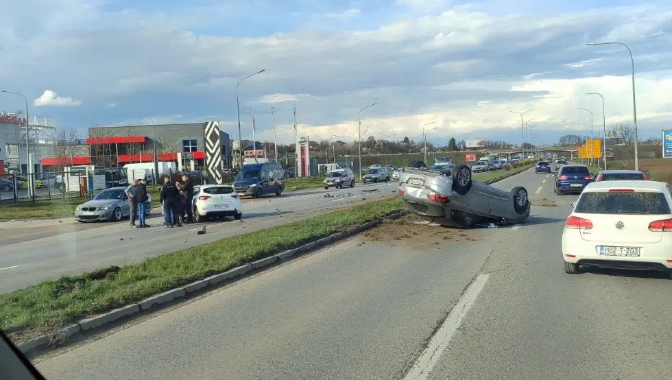 (ФОТО/ВИДЕО) Тежак удес код Приједорске петље: Ауто завршио на крову