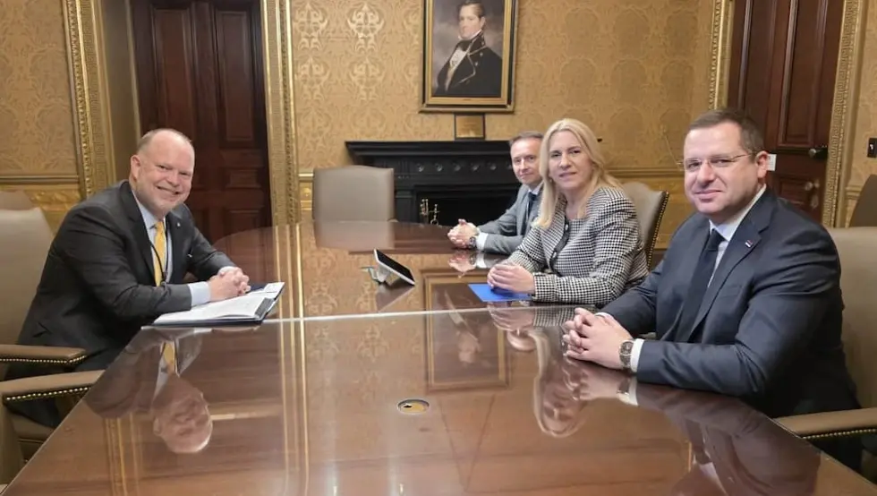 Чарлсом Меклофлин, Жељка Цвијановић и Радован Ковачевић