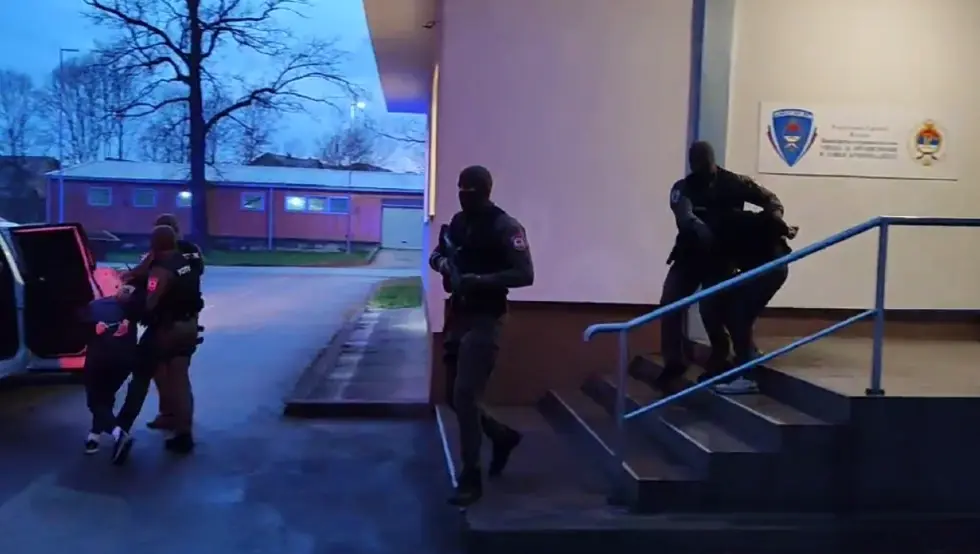 (ВИДЕО) Миљковић и још један Бањалучанин спроведени у тужилаштво: Заплијењено 1,4 килограма кокаина, маске и новац
