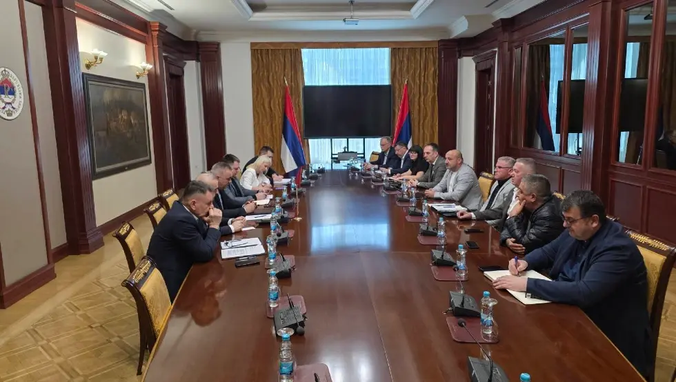 Минић са привредницима о проблему превозника: Влада Српске стоји на располагању