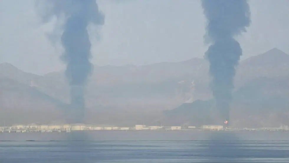 (ВИДЕО) Пожар у једној од највећих нафтних лука на Блиском истоку