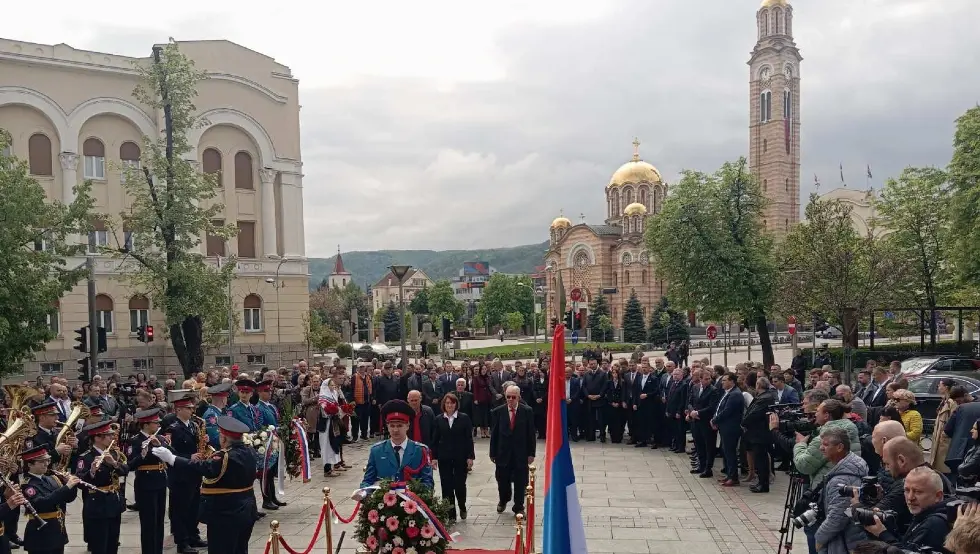 Полагање вијенаца