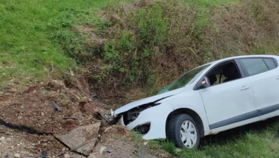 Аутомобил слетио у канал