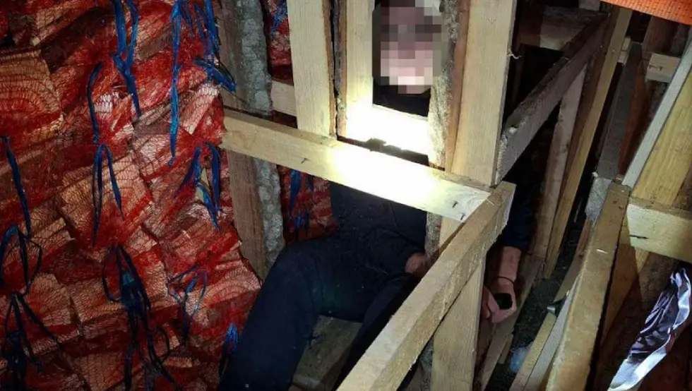 (ФОТО, ВИДЕО) АКЦИЈА У ДРАКСЕНИЋУ: У камиону са дрвима пронађено 38 миграната