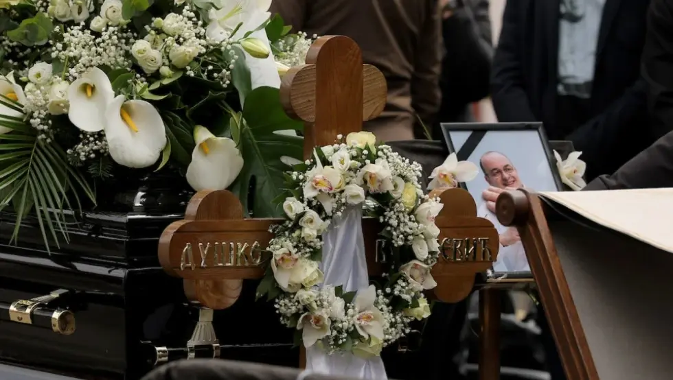 (ВИДЕО) Сахрањен Душко Вујошевић: Навијачи Партизана га испратили пјесмом