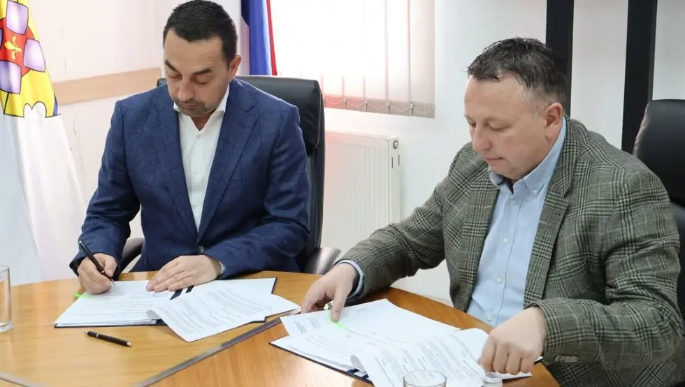 Потписан уговор о преносу власништва над становима у Добоју за 134 корисника