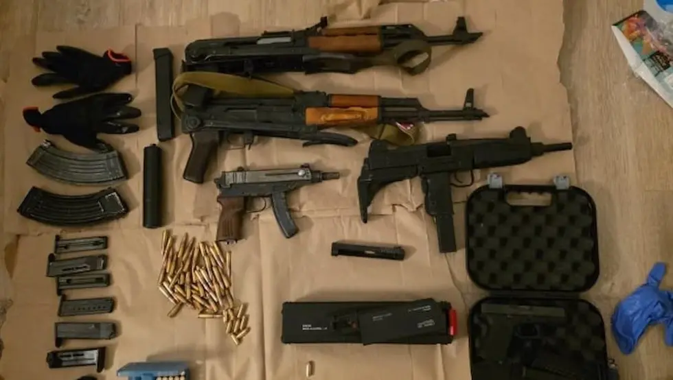 Велика акција у Београду: Ухапшена три лица, пронађена велика количина оружја