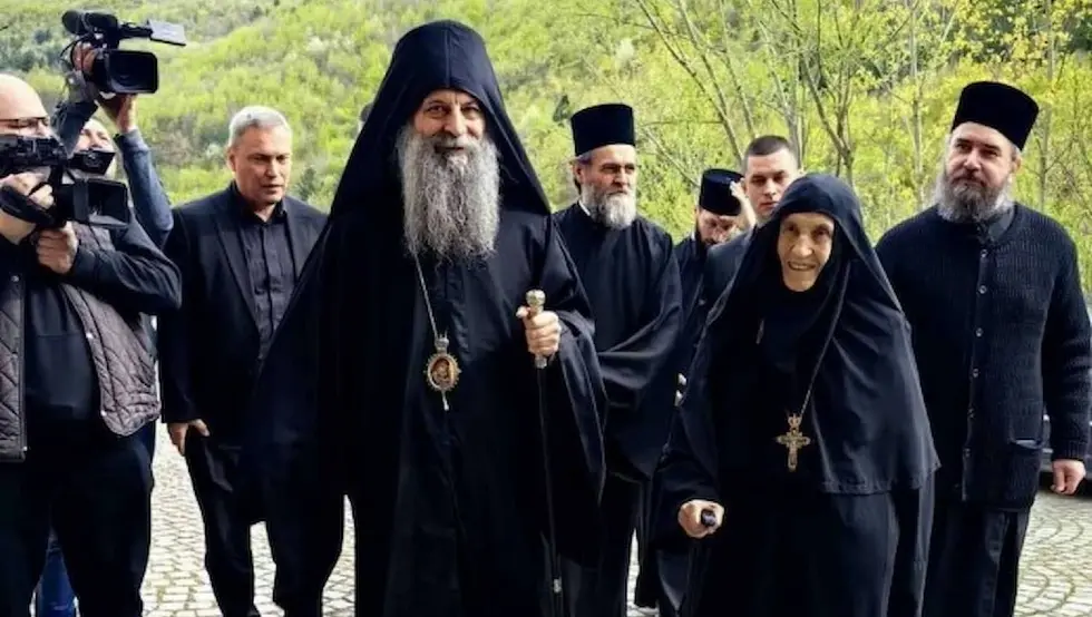Патријарх Порфирије стигао у Пећку патријаршију, дочекали га свештеници и вјерници