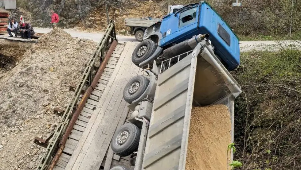 урушио се мост код кључа камион пропао