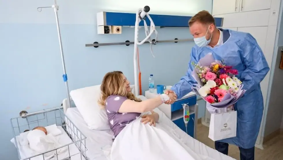 Градоначелник Бањалуке даровао прворођену бебу на Дан града