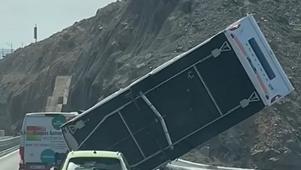 (ВИДЕО) Бура преврнула камп-приколицу у Хрватској