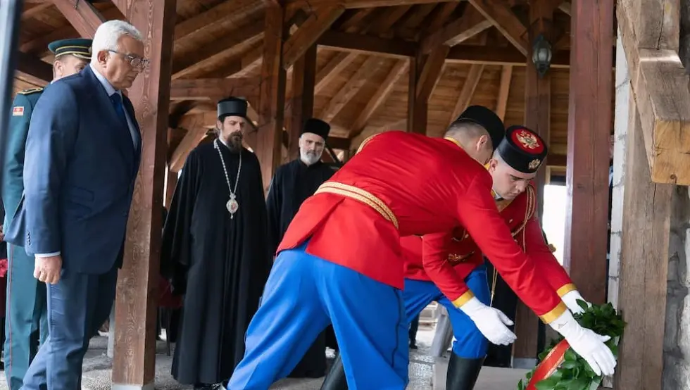 Мандић положио вијенац код Часног крста у Дољанима