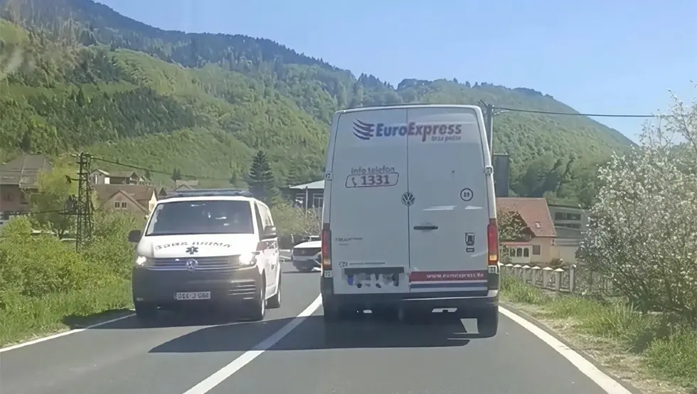 Саобраћајна несрећа код Јајца: Погинула жена, мушкарац превезен у болницу