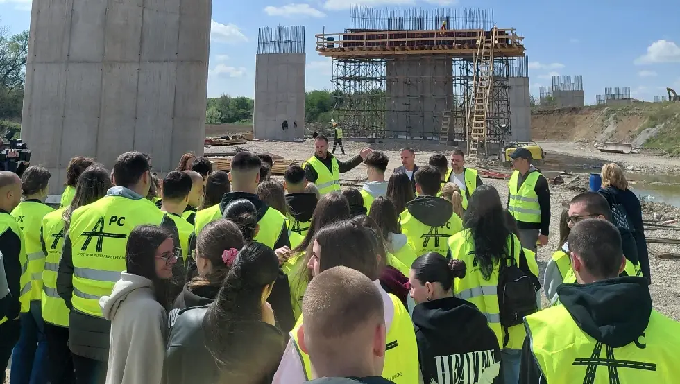 Ученици обишли градилиште, Вишковић их дочекао