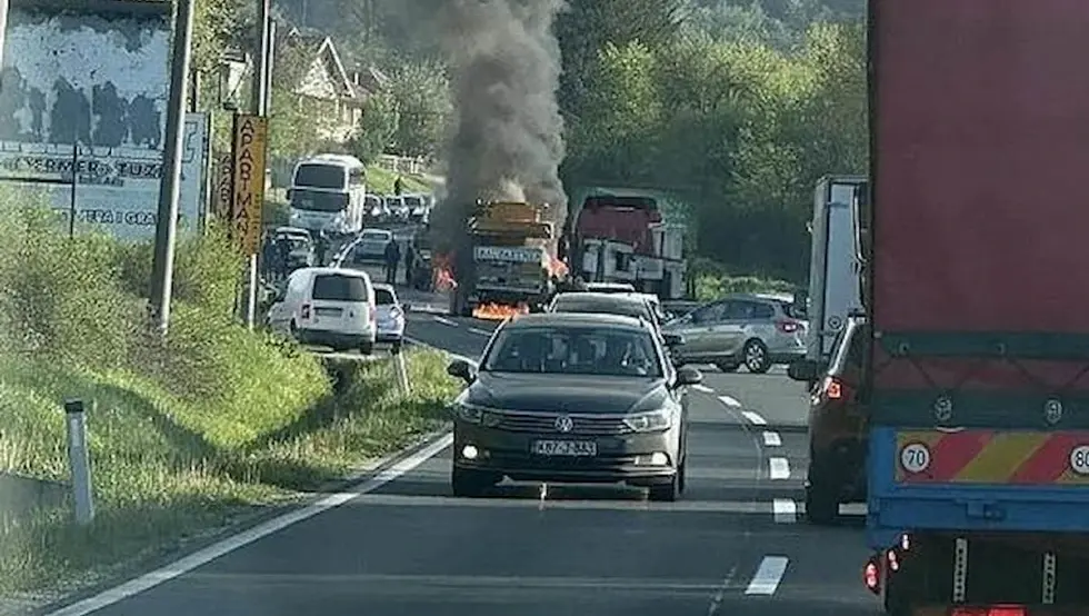 Запалио се камион-дизалица код Тузле, саобраћај обустављен