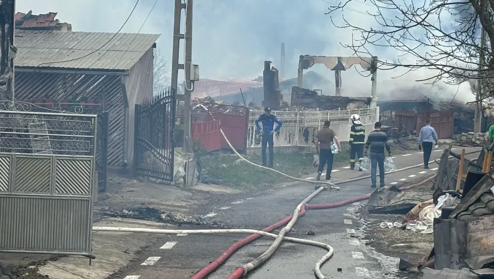 (ФОТО) Пожар прогутао село у Румунији, 300 евакуисаних