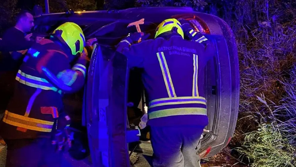 (ФОТО) Незгода у Бањалуци: Ватрогасци извукли возача из аута