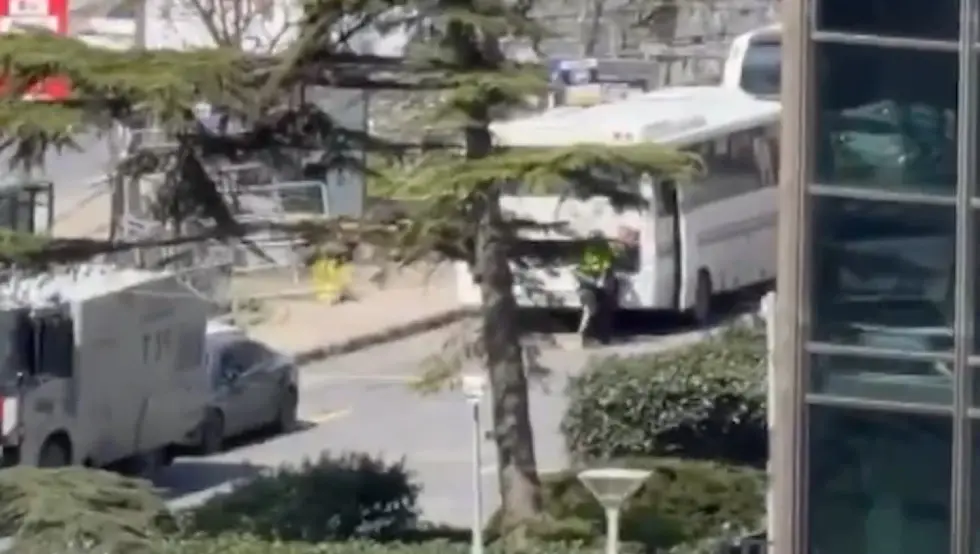 (ВИДЕО) Пуцњава код израелског конзулата у Истанбулу: Рањени полицајци, нападачи неутралисани