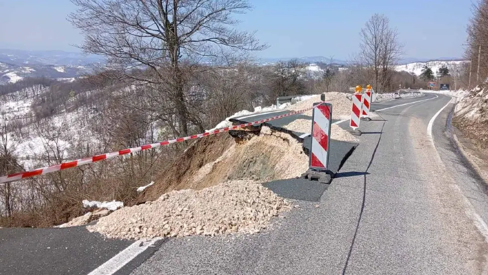 (ФОТО) Због одрона саобраћај на магистрали Тузла-Бијељина и даље у прекиду