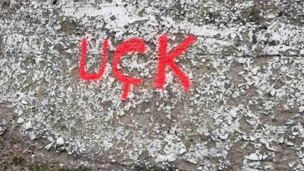 На путу ка прелазу Брњак исписан графит "УЧК"