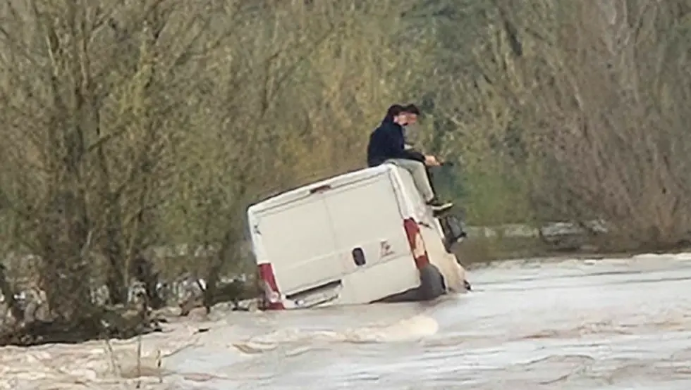 (ФОТО) Игнорисали упозорења, па их однијела бујица: Спасени с крова комбија код Петрова