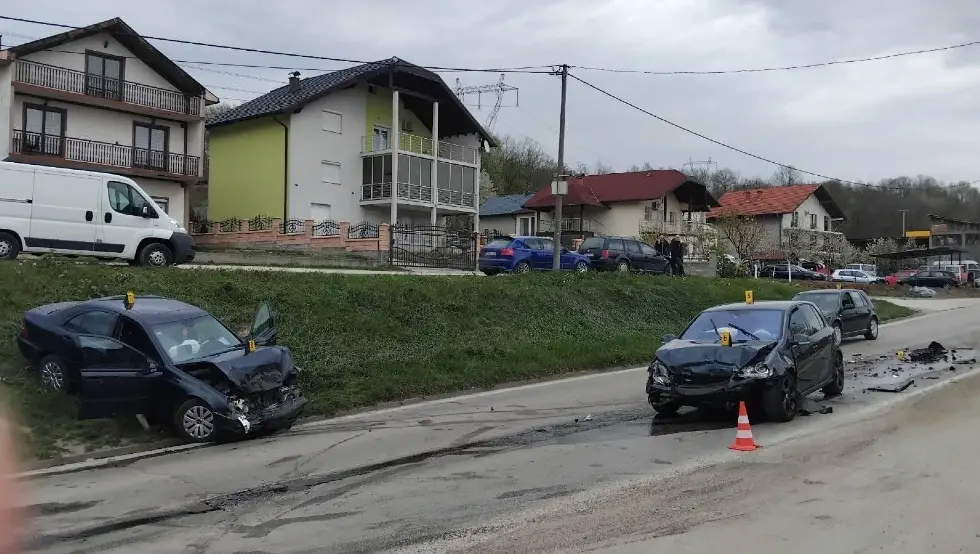 Судар три возила код Тузле: Повријеђене три особе