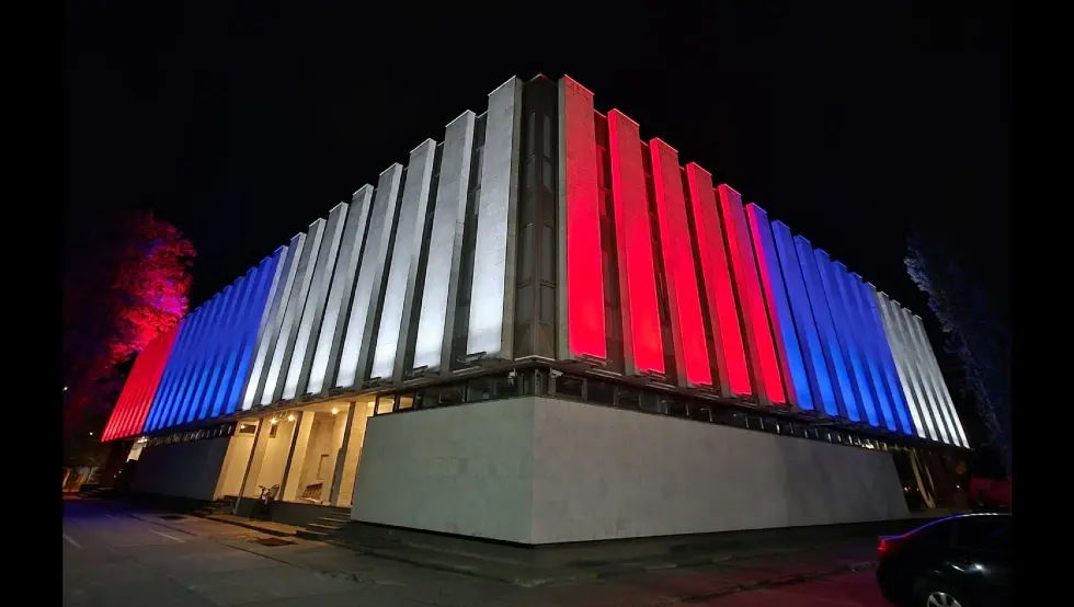 зграда народне скупштине у бојама тробојке