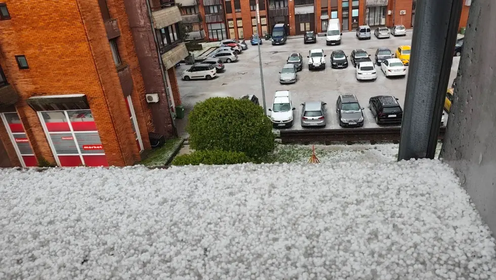 (ФОТО) Олуја разорила Хрватску: Град уништио воћњаке