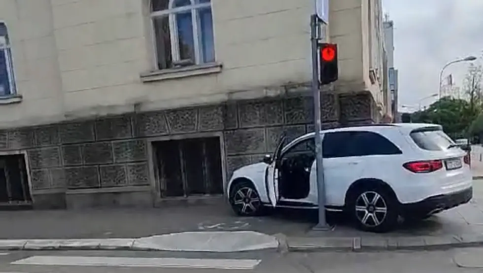 ударио мерцедесом у зграду градске управе бањалука