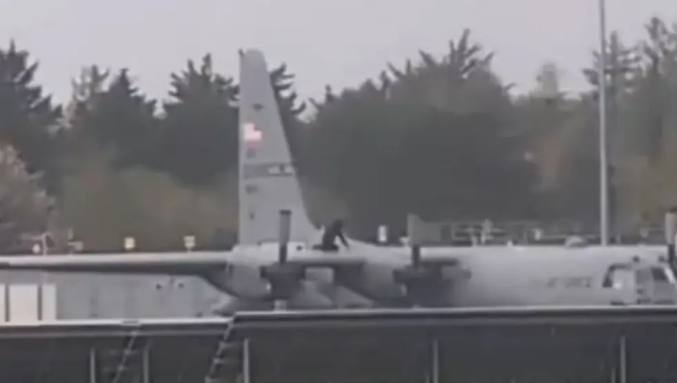 Мушкарац сјекиром оштетио амерички војни авион у Ирској