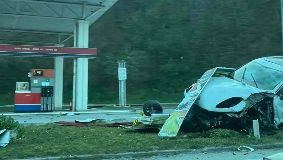 (ФОТО) Поршеом слетио с пута и ударио у бензинску пумпу