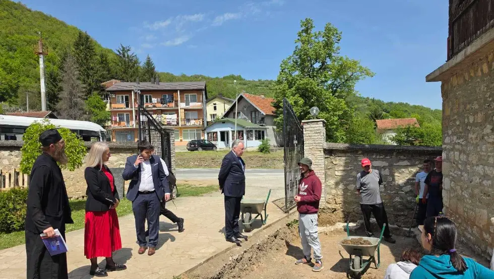 Амбасадор Игор Калабухов посјетио је Шековиће, гдје је обишао школу и манастире, истакавши снажно руско-српско пријатељство.