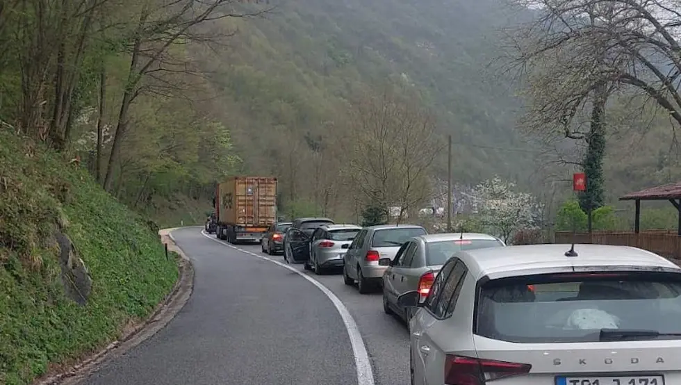 Обустављен саобраћај на путу Бањалука–Јајце због незгоде: Дуга колона возила
