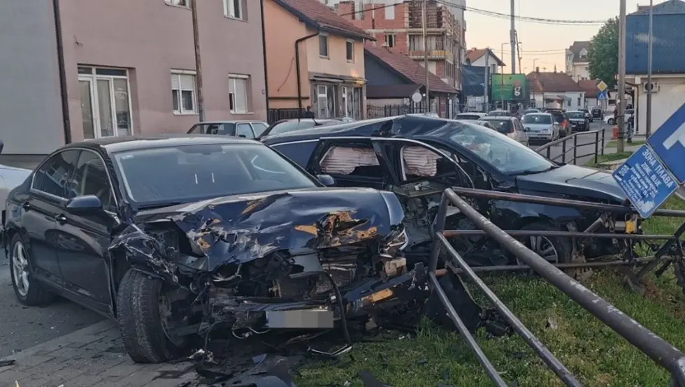 Карамбол у Бијељини: Пијани возач ударио у три паркирана аутомобила