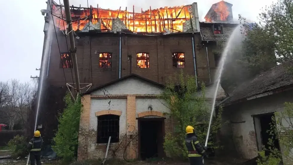 Гори зграда старог млина у Обреновцу